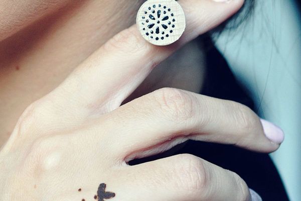 Iza Dojer in Janez Selšek: Odtis čipke na lesenem nakitu