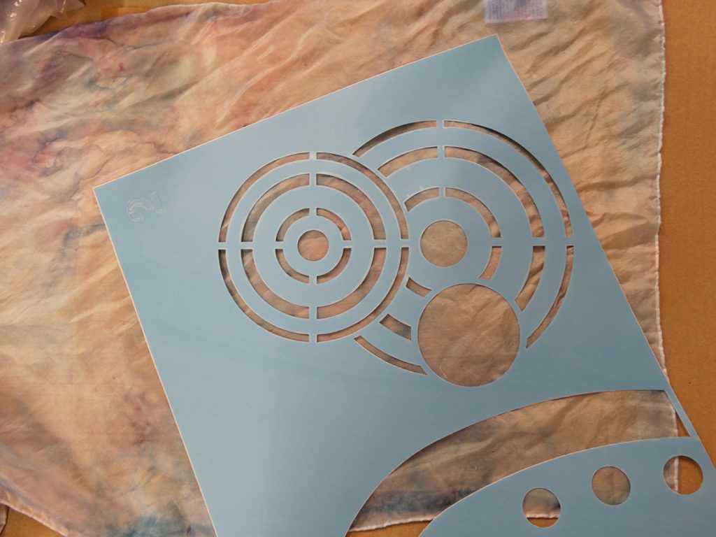 DIY: Slikanje na svilo s pomočjo šablone