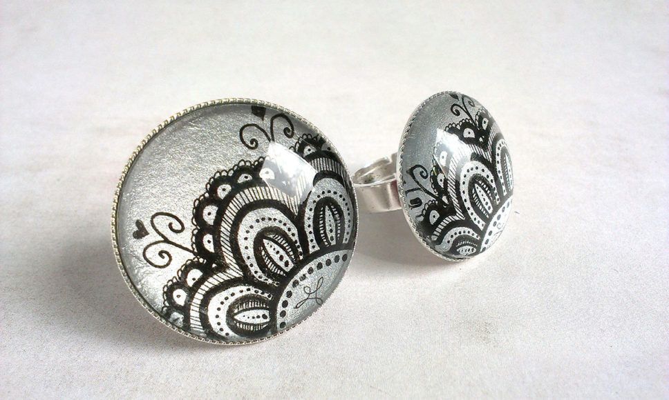 Mojca Baloh: Ustvarja umetnine na platnu z akrilnimi barvami in tuši