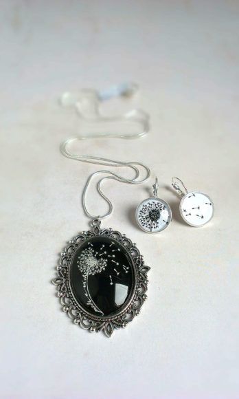 Mojca Baloh: Ustvarja umetnine na platnu z akrilnimi barvami in tuši