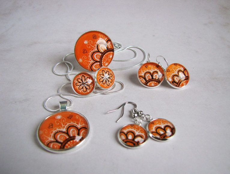 Mojca Baloh: Ustvarja umetnine na platnu z akrilnimi barvami in tuši