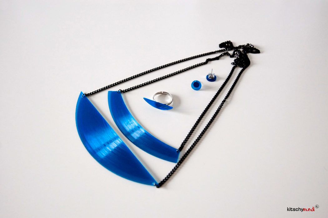 Recikliran nakit iz barvnih gramofonskih plošč