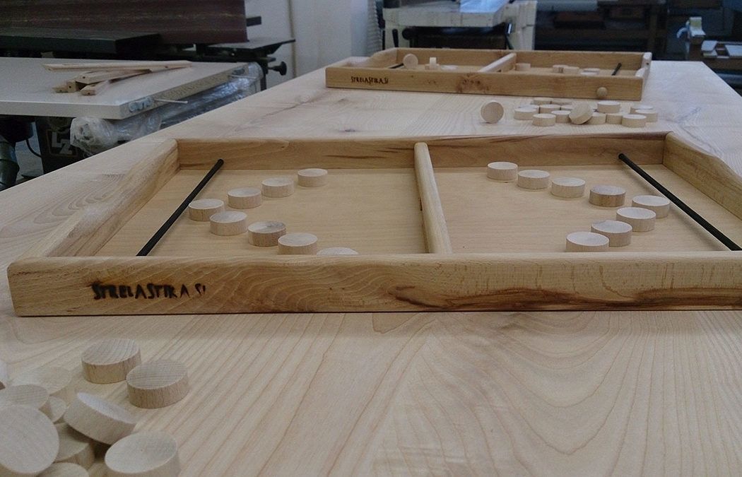 Strelastika je lesena namizna prstostrelka