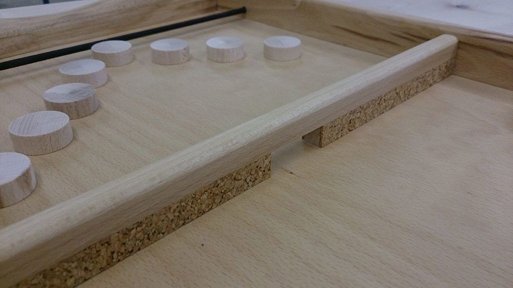 Strelastika je lesena namizna prstostrelka