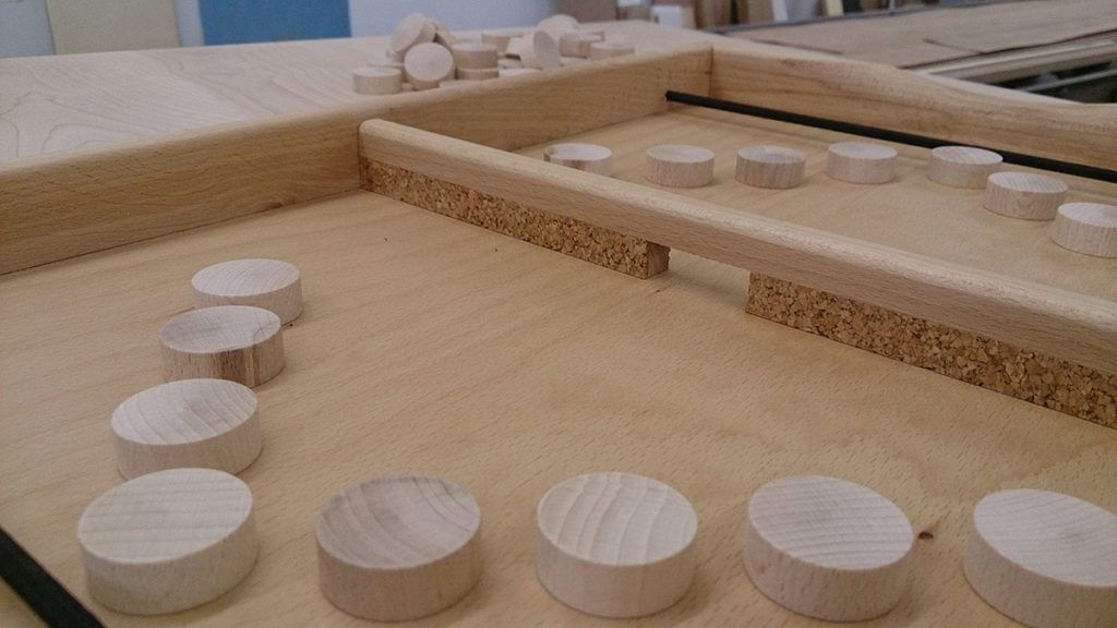 Strelastika je lesena namizna prstostrelka