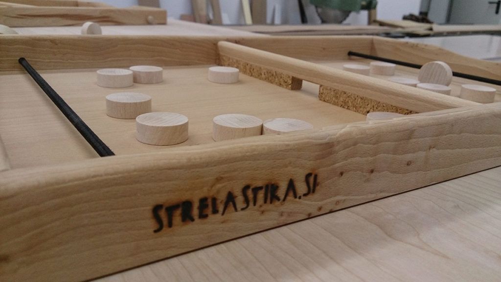 Strelastika je lesena namizna prstostrelka