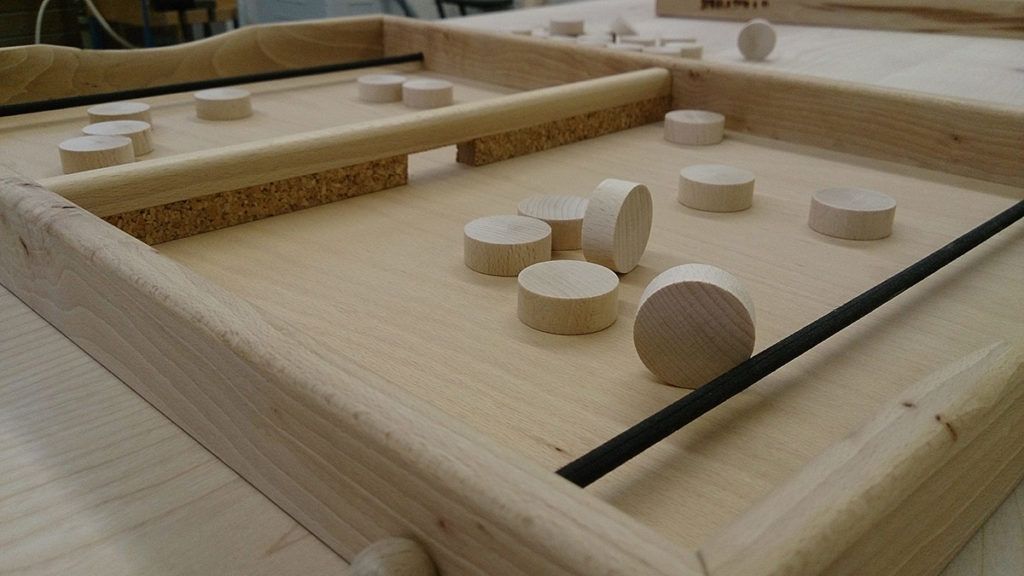 Strelastika je lesena namizna prstostrelka