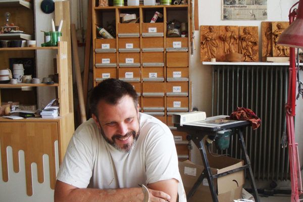 Kipar, ki ustvarja estetske izdelke iz lesa