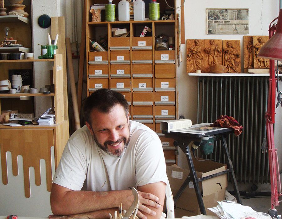 Kipar, ki ustvarja estetske izdelke iz lesa