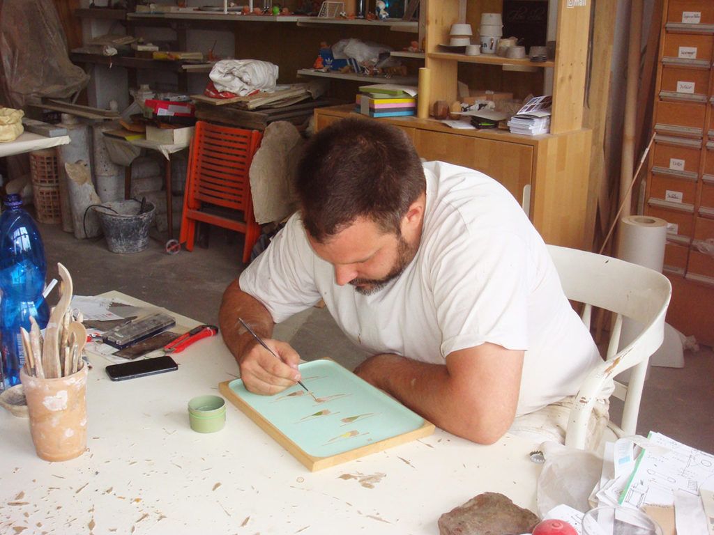 Kipar, ki ustvarja estetske izdelke iz lesa