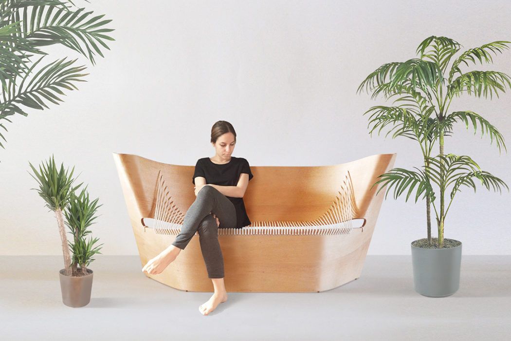 Lahkotnost sedenja na upognjenem lesu in vrvi