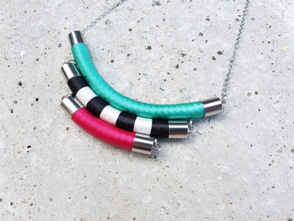 Manjši je kos nakita, bolj trpijo prsti