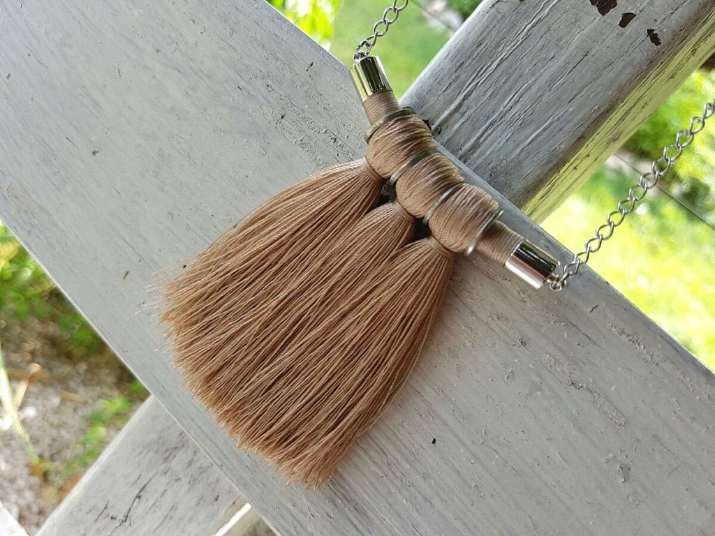 Manjši je kos nakita, bolj trpijo prsti