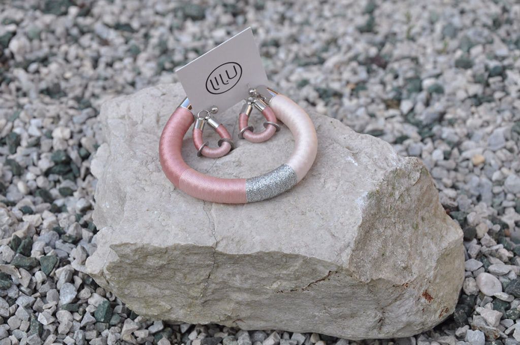 Manjši je kos nakita, bolj trpijo prsti