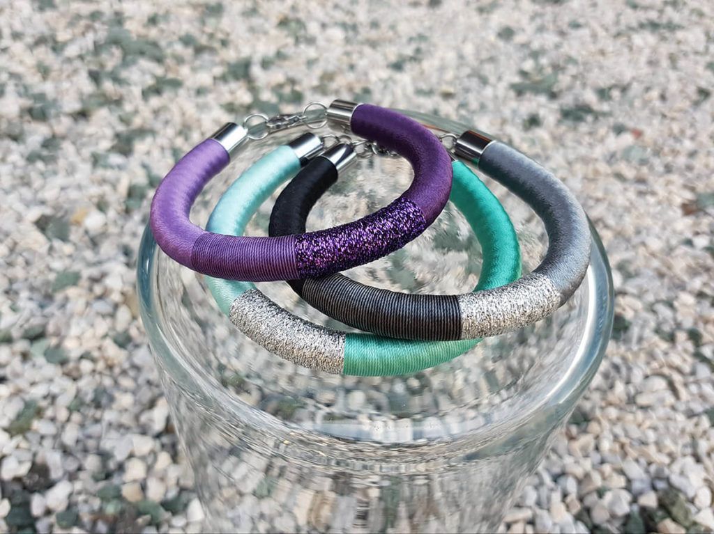 Manjši je kos nakita, bolj trpijo prsti