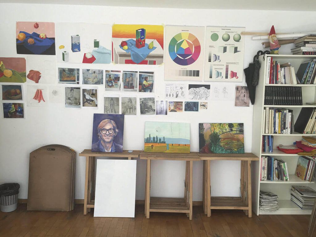 Zgodbo šepeta preko risbe