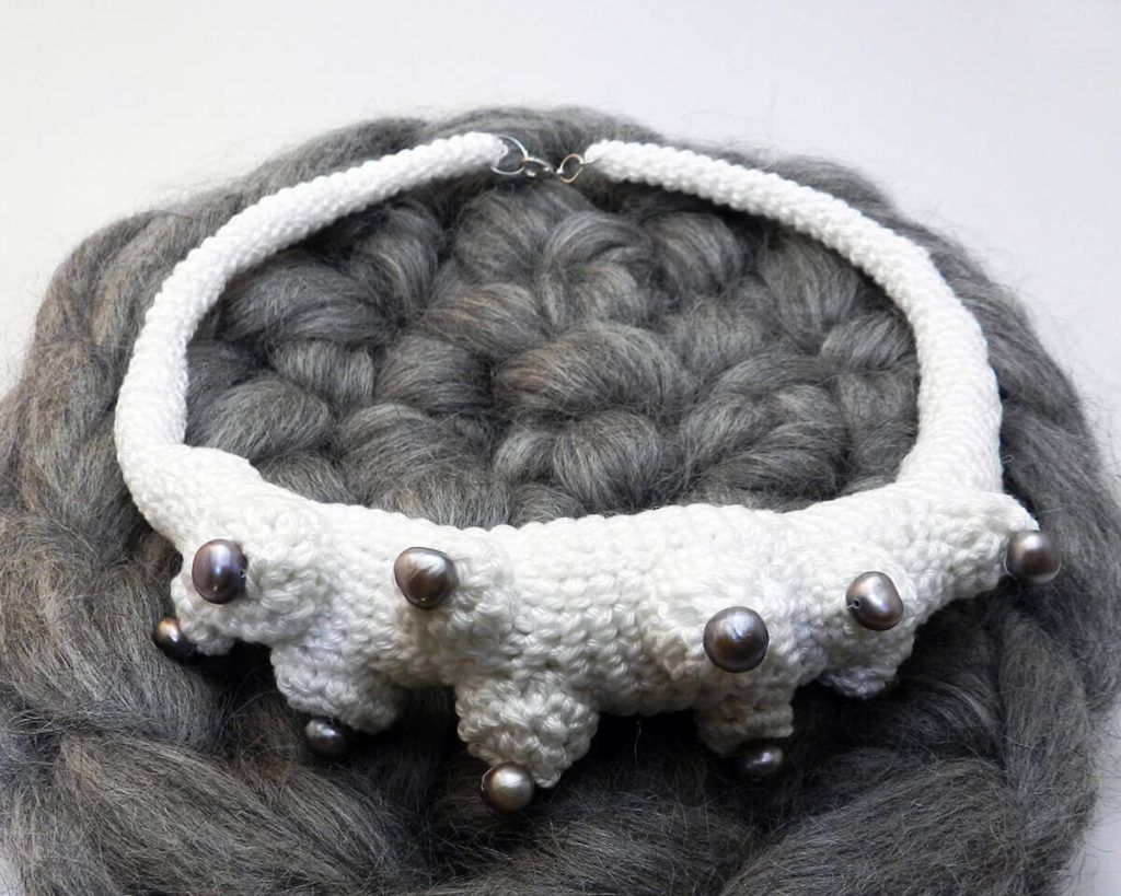 Monika Benetek: Hitro se naveliča monotonosti, a ostaja zvesta minimalizmu