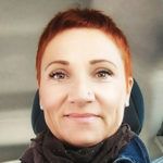 Monika Benetek: Hitro se naveliča monotonosti, a ostaja zvesta minimalizmu